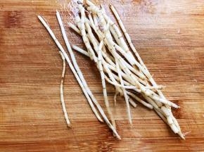 茅根清洗干净折成段