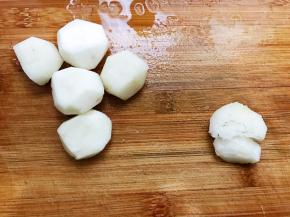 马蹄去皮洗净用刀拍一下