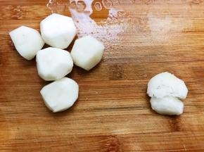马蹄去皮洗净用刀拍一下