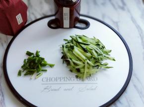 首先把黄瓜洗干净，切丝，小葱去皮洗净切段。