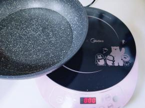 准备煮面条喽～锅中加入适量纯净水，启动电磁炉。（用煤气也可以）