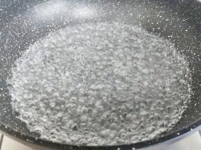 将水烧开，沸腾。