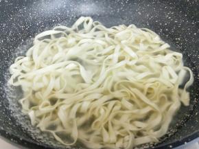下入面条，煮熟即可。
