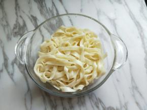 煮熟的面，捞出用纯净水冲洗两遍，之后立即放入冰箱冰过的纯净水中，这样面特别筋道，无比好吃。