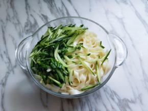 把面从冰水中捞出，淋干水分，放入器具中，加入切好的黄瓜菜，葱段。（配菜可以根据个人喜欢放）
