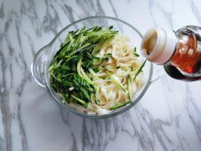 再滴入芝麻油。