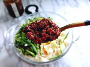 放入面的器具中。