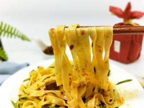 面筋道，香辣爽口又开胃。