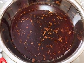 现在开始调味
把钵钵鸡调料里的红油包倒入盆里