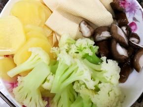 烧一锅水把素菜煮熟
煮熟过凉水后捞出沥干水分