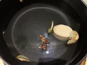 先来做汤底
锅里加入1000克清水，浓汤宝1块，花椒几粒，姜片3片