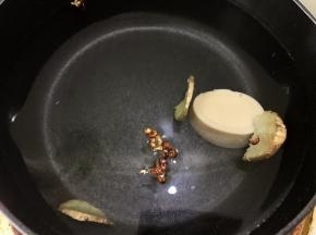 先来做汤底
锅里加入1000克清水，浓汤宝1块，花椒几粒，姜片3片