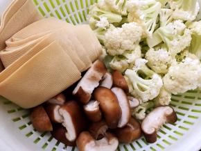 现在处理食材
把素菜淘洗干净后改刀切块