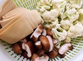 现在处理食材
把素菜淘洗干净后改刀切块