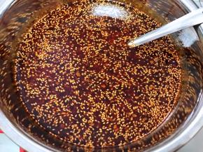 搅拌至粉料包融化后加入芝麻包拌匀