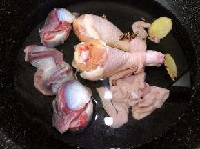锅里放入姜片，花椒，料酒，水，把荤菜煮熟捞出沥干水分