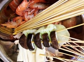 把所有煮熟的食材穿上竹签