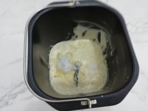 想打废的淡奶油和糖放入面包机中