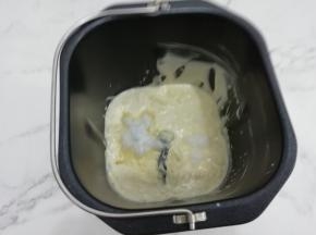想打废的淡奶油和糖放入面包机中