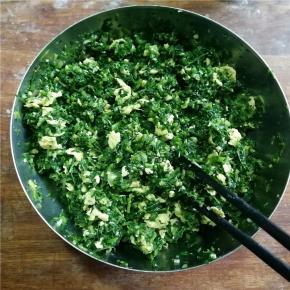 苜蓿馅料的制作参看苜蓿包子菜谱