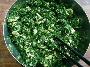 苜蓿馅料的制作参看苜蓿包子菜谱