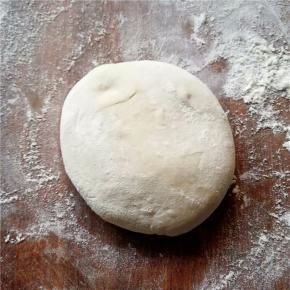 将昨晚和的面从冰箱内取出。