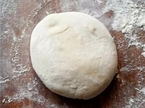 将昨晚和的面从冰箱内取出。