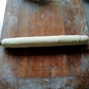 用擀面杖擀制。