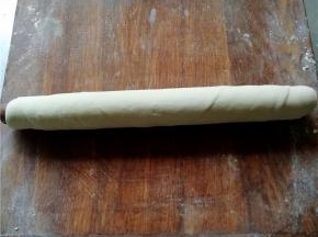 用擀面杖擀制。