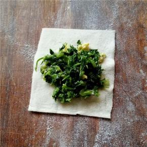 取一馄饨皮，放入馅料