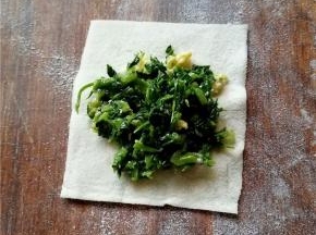 取一馄饨皮，放入馅料
