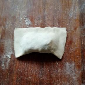 对折起来，将边缘按紧