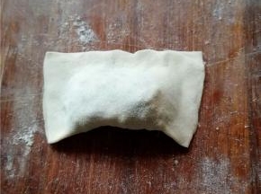 对折起来，将边缘按紧