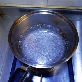锅中放入适量清水，加热至水开