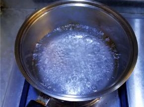 锅中放入适量清水，加热至水开