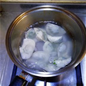 将馄饨放入