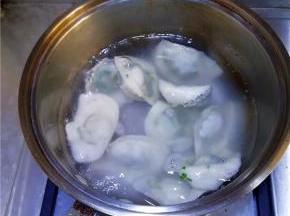 将馄饨放入