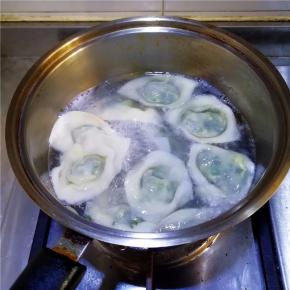 煮至馄饨浮起，转小火