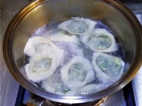 煮至馄饨浮起，转小火