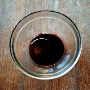 用蚝油、味极鲜和香油兑成酱汁备用。
