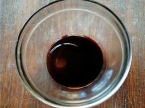 用蚝油、味极鲜和香油兑成酱汁备用。