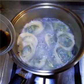 快成熟时将酱汁倒入，可以根据个人喜爱加入菜叶或鸡蛋。