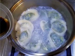 快成熟时将酱汁倒入，可以根据个人喜爱加入菜叶或鸡蛋。