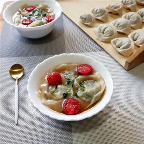 我撒入一点菜叶，再配上樱桃蕃茄，还算漂亮吧。