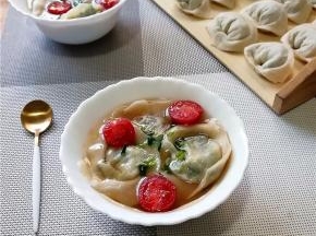 我撒入一点菜叶，再配上樱桃蕃茄，还算漂亮吧。