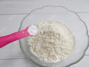 小苏打加入低筋面粉中混合均匀
