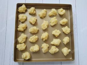 将面团分成每个20G的小面团