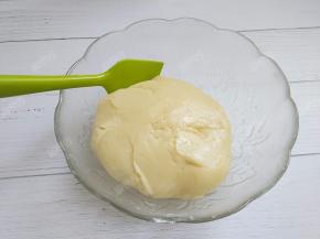 用刮刀切拌均匀成光滑的面团