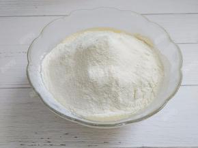 面粉过筛到蛋油煳中