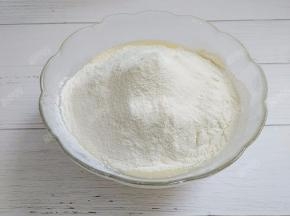 面粉过筛到蛋油煳中